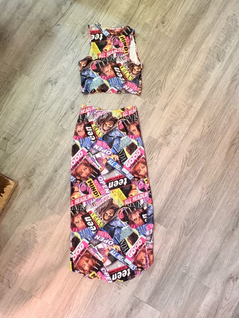 Colorful Multicolor Graphic Leggings Set - Vibrant Magazine Print - Picture 6 of 11